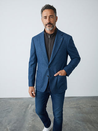 Homme portant un veston en laine bleu Digel Earl avec col zippé détachable, coupe Modern Fit