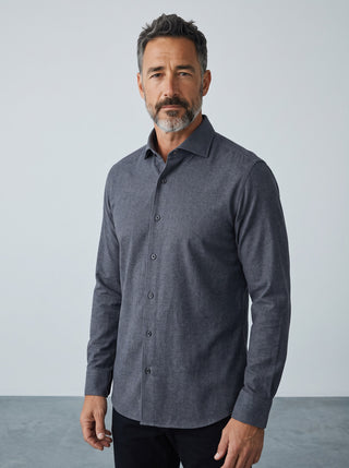Homme portant une chemise Emanuel Berg Byron charcoal en maille extensible 4Flex, coupe moderne, vue de face