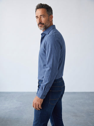 Homme portant une chemise Emanuel Berg Byron bleu marine en maille extensible 4Flex, coupe moderne, vue de profil