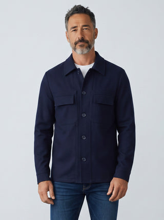 Homme portant une surchemise en flanelle de laine marine Emanuel Berg avec poches poitrine, style casual-chic