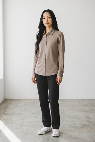 Modèle portant une blouse beige à manches longues en jersey de Le Capitaine D'a Bord avec un pantalon sombre