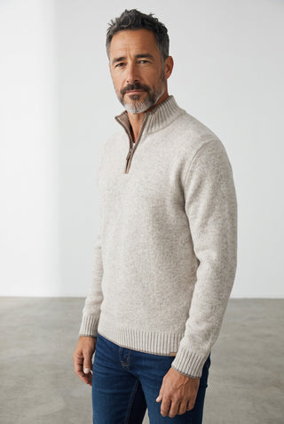Homme portant un chandail col zip beige en laine et cachemire de la marque Le Capitaine D'a Bord