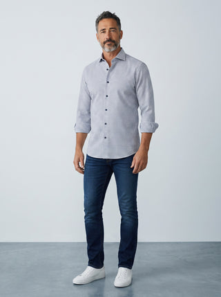 Homme portant une chemise Emanuel Berg Byron à carreaux gris moyen en maille extensible avec un jean bleu