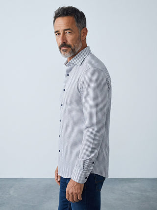 Chemise Emanuel Berg Byron à carreaux gris moyen en maille extensible 4Flex portée par un homme