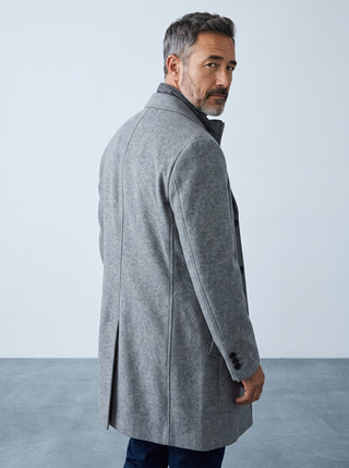 Homme portant le manteau gris en laine Digel Deus avec col zippé détachable, vue de dos, par Le Capitaine D'a Bord