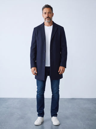 Homme portant un manteau en laine bleu marine Digel Deus avec encolure amovible, style moderne et élégant
