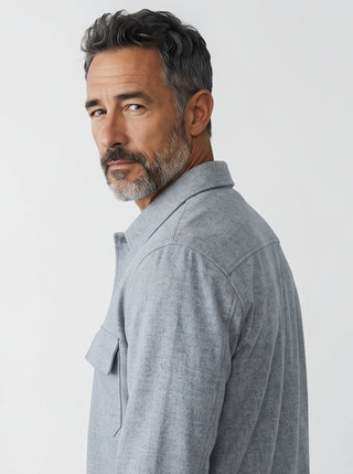 Homme portant une surchemise en flanelle de laine gris clair Le Capitaine D'a Bord avec poches poitrine