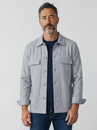 Homme portant une surchemise en flanelle de laine gris clair Le Capitaine D'a Bord avec poches poitrine