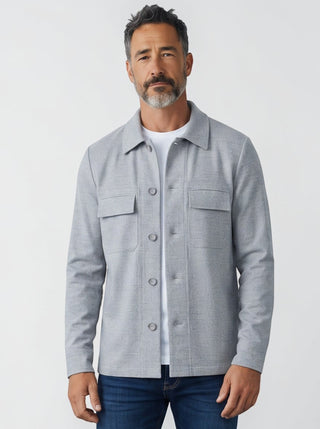 Homme portant une surchemise en flanelle de laine gris clair Le Capitaine D'a Bord avec un t-shirt blanc et un jean
