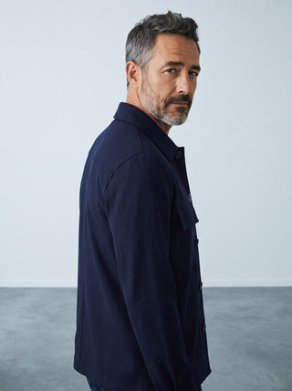 Homme portant une surchemise en flanelle de laine marine Le Capitaine D'a Bord avec poches poitrine